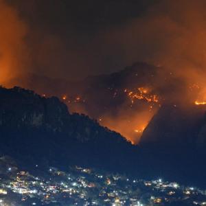 Ouça Incendios forestales, cambio climático y reforestación na aplicação